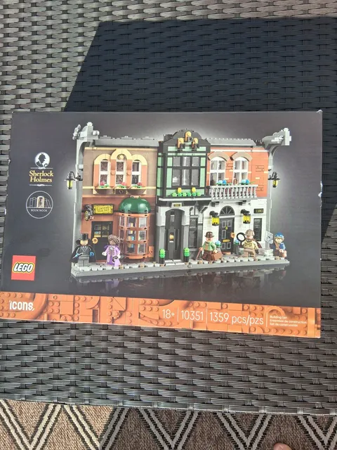 LEGO Icons Sherlock Holmes Book Nook 10351 1359pcs