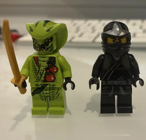 LEGO Ninjago 2013 Cole (njo0080) The Final Battle kimono +Snake minifig w sword