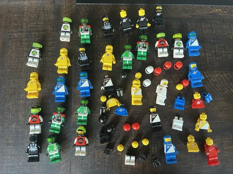 Lego Space Classic Vintage Lot Of Minifigures And Parts. 99% In Good Or Better