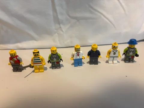 lego lot 9 WARNING PIRATE HAS CRACK ON ARM (AS SEEN IN PHOTO)