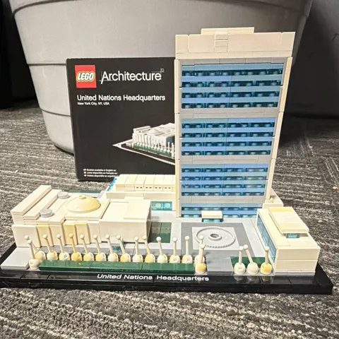 LEGO Architecture 21018 United Nations Headquarters SUN DAMAGE
