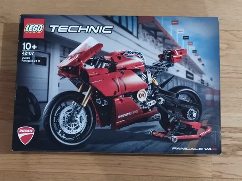 LEGO TECHNIC 42107 DUCATI PANIGALE V4 R NEW AND SEALED