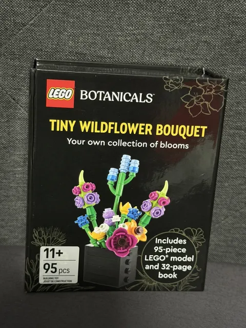SEALED NEW Lego Botanicals Tiny Wildflower Bouquet 95 pc set with 32-page book