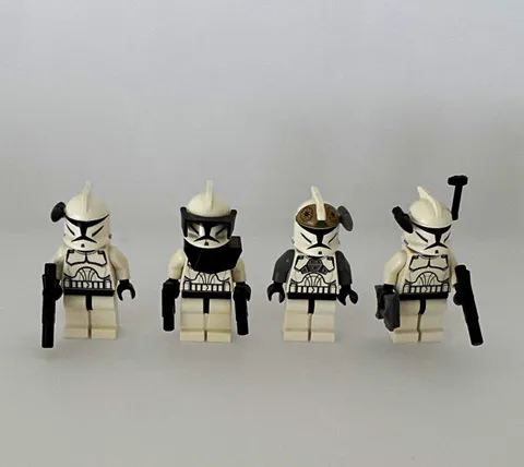 LEGO Star Wars Clone Trooper Minifigure Lot of 4 w/ Helmets & Accessories