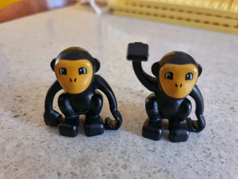 LEGO DUPLO - PAIR OF BLACK MONKEYS WITH MOVABLE ARMS 6158