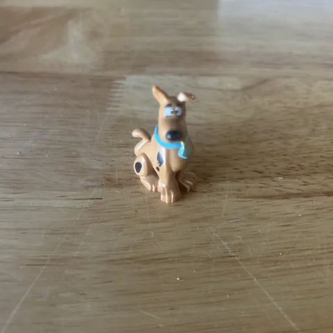 Scooby Doo LEGO Minifigure Dog, Sitting down, Licking chops, tongue out