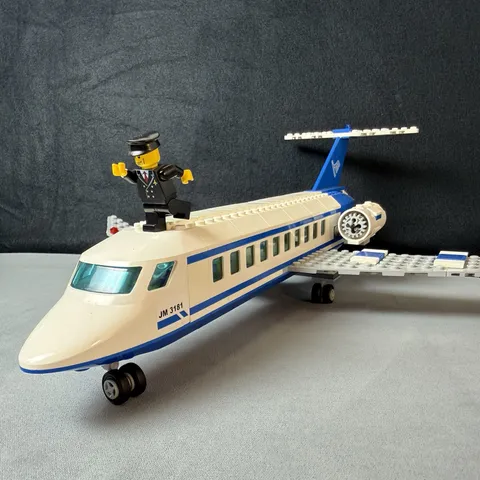 Lego City 3181 Passenger Plane Portion Complete + Captain Minifigure Minifig
