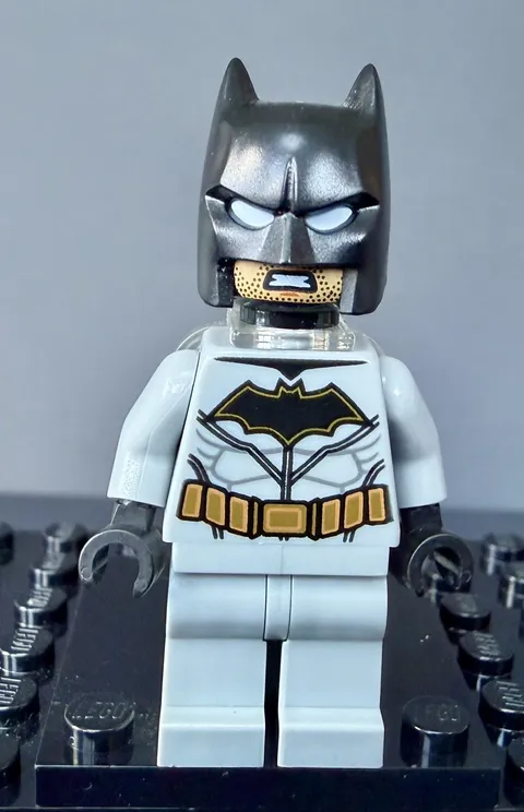 Lego Batman, Gray Suit Minifigure Super Heroes from 76111 sh531 Sh0531 GB19
