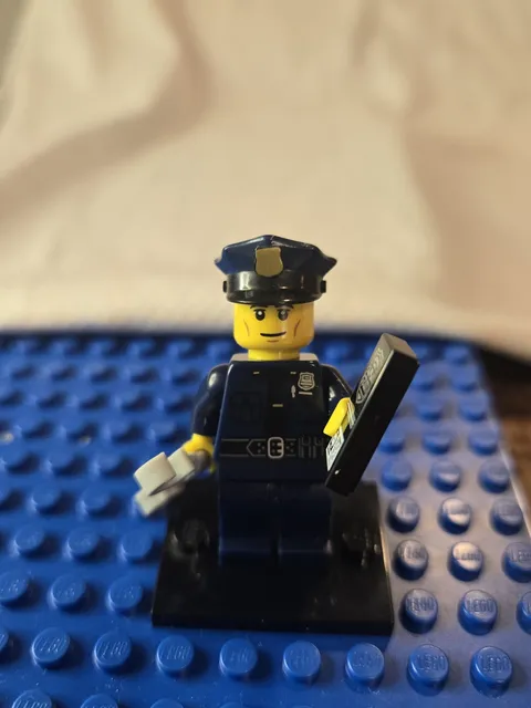 LEGO Collectible Minifigures Series 9 Police Man Complete 