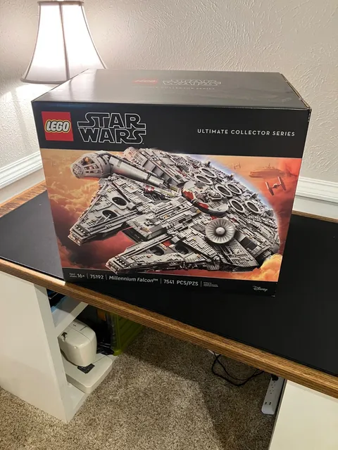 LEGO 75192 Star Wars: UCS Millennium Falcon (100% Complete Read Description)