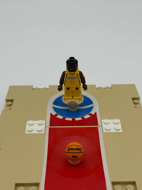 LEGO Sports NBA Kobe Bryant Minifigure LA Lakers #8 Yellow 2003 w/ Spalding Ball