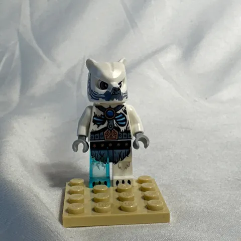 Lego Iceklaw Ice Bear minifigure from set 30256 loc127 Legends of Chima