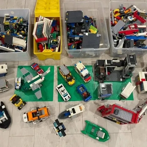HUGE LEGO COLLECTION - Mostly CITY + 24 Books & lots of Figurines