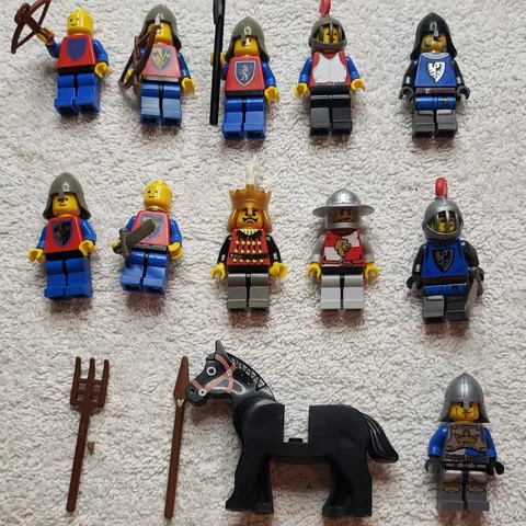 LEGO Castle Knights Minifigures Lot w/ Horse, Helmets & Weapons Accessories