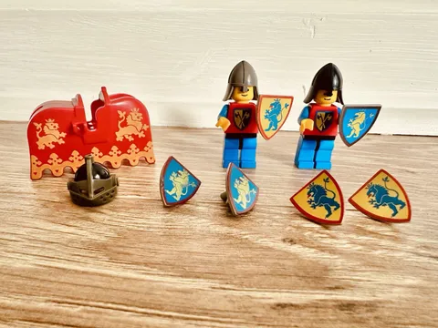 •••Lot 2 Lego Castle Knight Lion Crusader Minifigures w/ Extras Must See!!•••