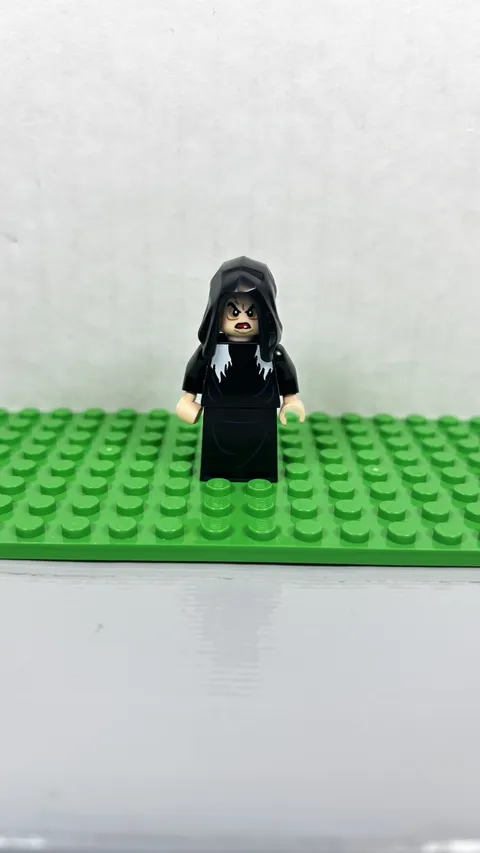 LEGO Evil Queen In Disguise mini figure 