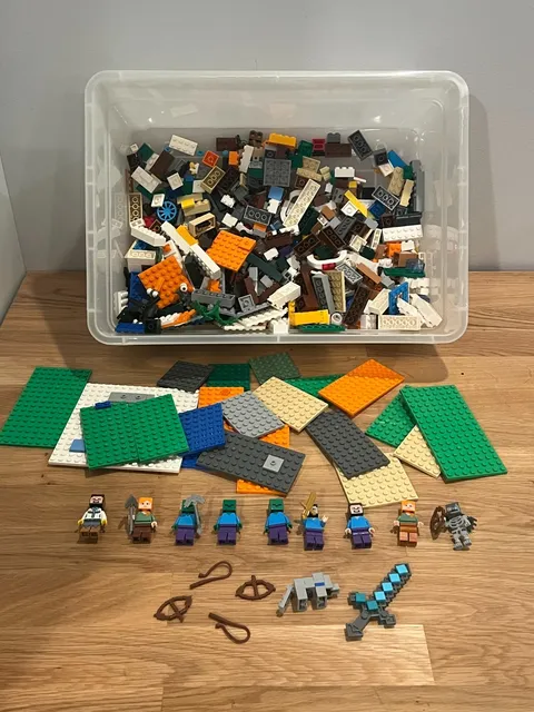 Lego Minecraft Lot - Minifigures / Accessories / Blocks