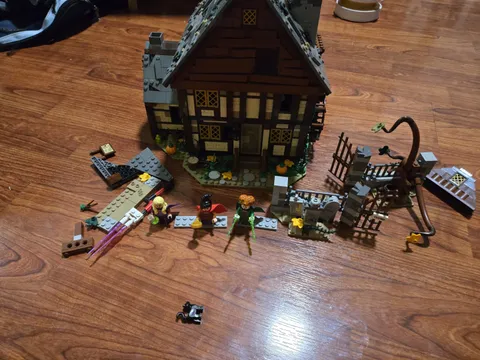 LEGO Disney Hocus Pocus Sanderson Sisters' Cottage 21341 read description 