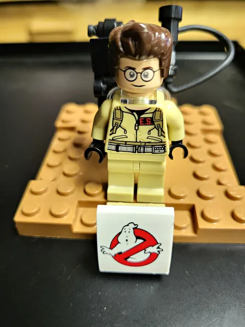 LEGO Ghostbusters Minifigure w/ Proton Pack & Ghostbusters Logo 1x1 Tile