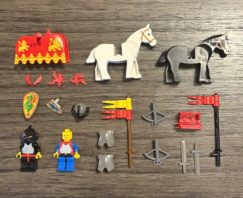 Castle LEGO- vintage Black Knight, lion minifigure lot. Horses, good condition