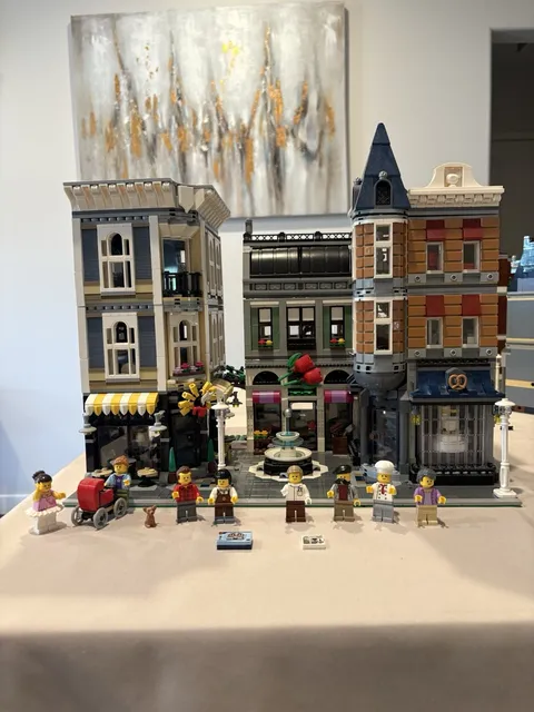 LEGO CREATOR: Assembly Square (10255) 100 complete set