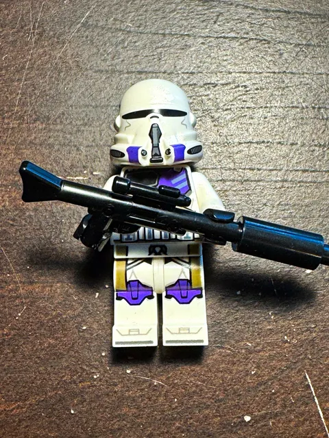 LEGO Star Wars Clone Trooper Commander Minifigure with Blaster Rifle