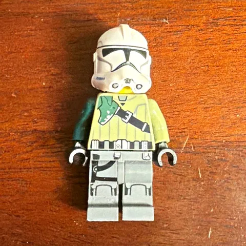 LEGO Star Wars Clone Trooper Minifigure White Helmet Tan/Green Torso Gray Legs