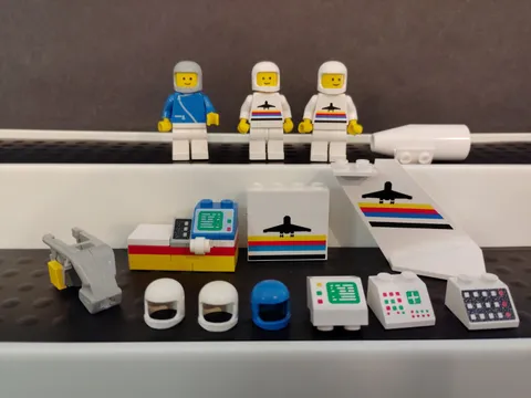 Lot Of Vintage LEGO Minifig Space Man Astronaut Airplane Aviation Tanks Helmets 