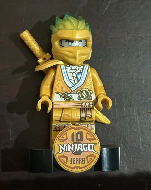 LEGO MINIFIGURE NINJAGO ZANE - 10TH ANNIVERSARY GOLDEN NINJA NJO0710 With Stand