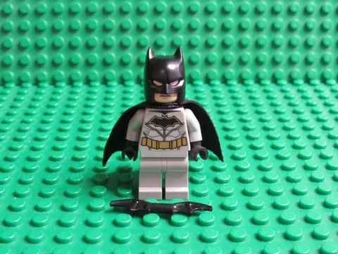 Lego Batman, Gray Suit Minifigure Super Heroes from 76111 sh531 Sh0531 GB19