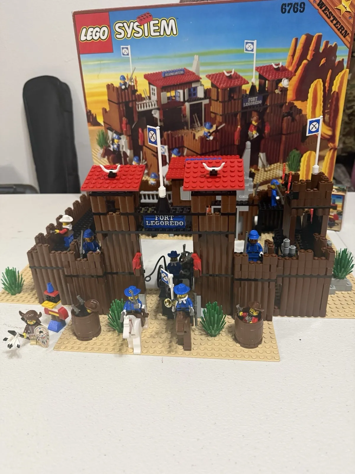 LEGO Fort Legoredo 6762 Western 687 Pieces Complete Set with Minifigures