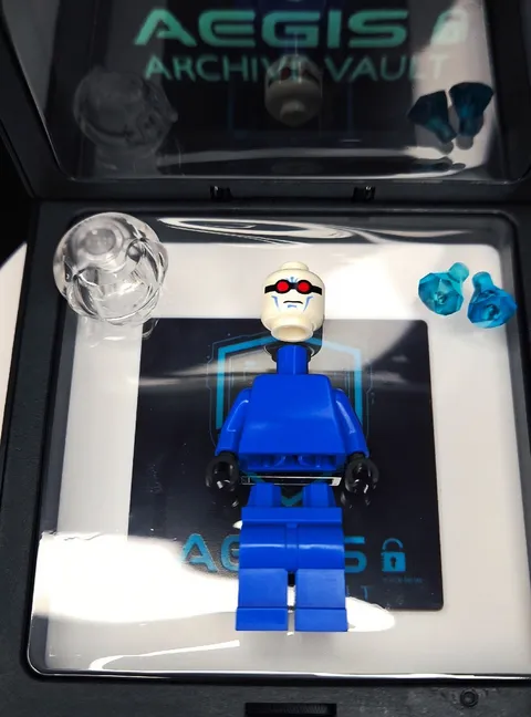 LEGO Mr. Freeze Minifigure Bat011c01 Pristine Brand New Never Assembled