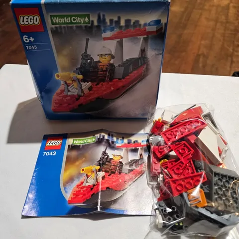 LEGO World City Fire Set 7043 Firefighter Boat COMPLETE Fireman