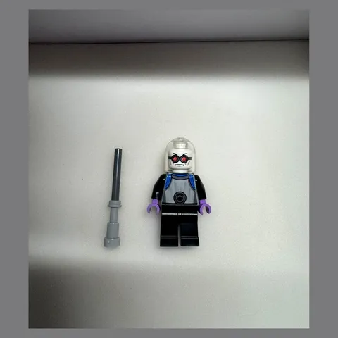LEGO DC Super Heroes Batman Mr. Freeze Minifigure with Freeze Gun Red Goggles