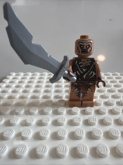 Lego The Hobbit Gundabad Orc minifigure with Shoulder Spikes & Scimitar 