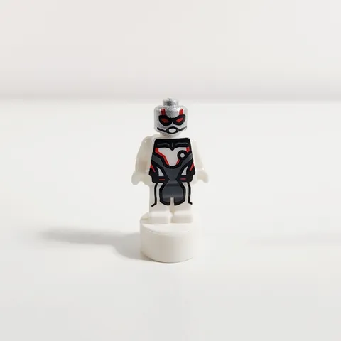 Lego Ant-Man Minifigure Statuette Scott Lang White Jumpsuit 76131