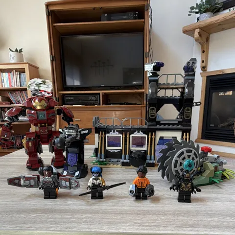 LEGO Marvel and Corvus glaive thresher attack infinity war with 4 minifigures
