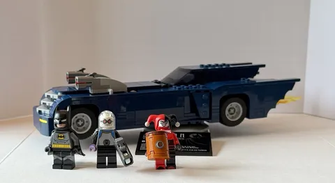 LEGO DC Batman Animated Series Gotham City 76271 Batmobile + Display Plate