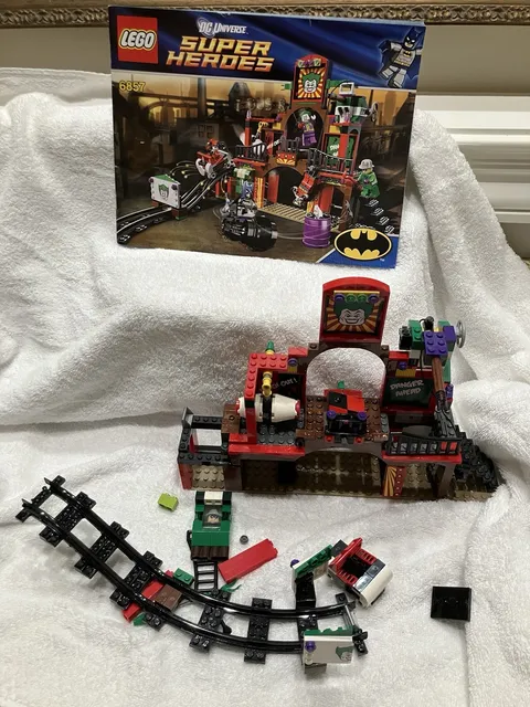 LEGO DC Comics Super Heroes: The Dynamic Duo Funhouse Escape - Incomplete