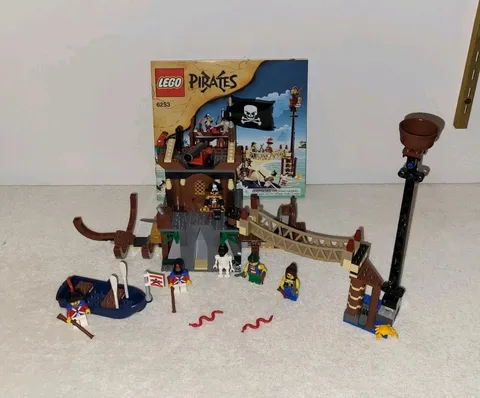 LEGO Pirates Shipwreck Hideout Set 6253 Complete w/ All Minifigures 
