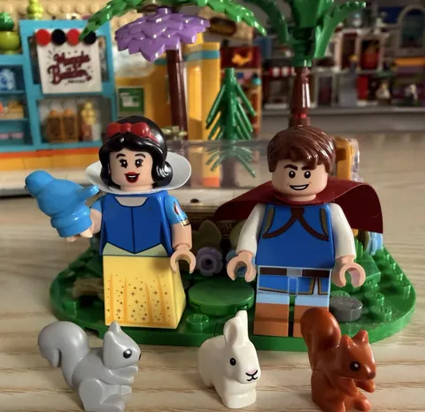Lego Disney Snow White & Prince Charming Minifigures With Accessories 