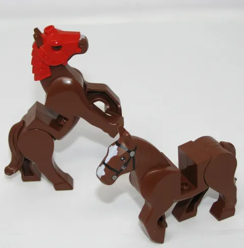 2 LEGO Redish Brown Horse Movable Leg Black Bridle Long White Blaze 10352c01pb01