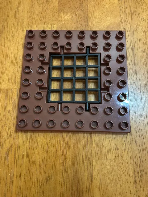 LEGO DUPLO Knight Building Castle 8x8 brown trapdoor black grate 2004 Excellent