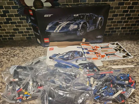 LEGO TECHNIC: 2022 Ford Gt (42154) - Complete!