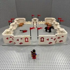 Lego Castle (White) : w/ Crusader Lion Cas222 + Horse w/ Saddle + Walls + MORE !