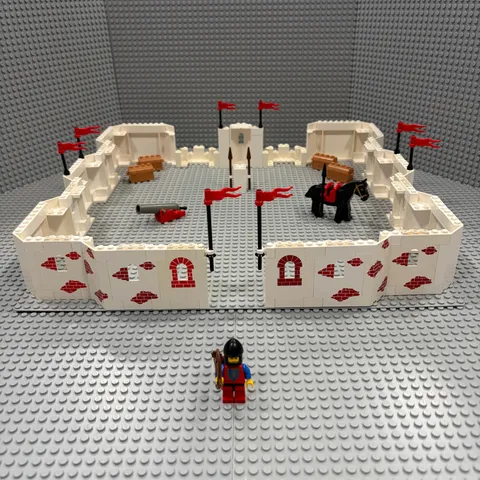 Lego Castle (White) : w/ Crusader Lion Cas222 + Horse w/ Saddle + Walls + MORE !