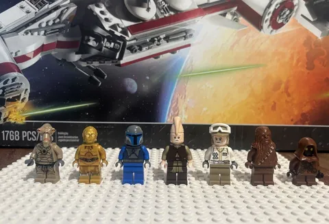 LEGO Star Wars Minifigures Lot of 7 w/ Chewbacca, C-3PO, Mandalorians, and more!