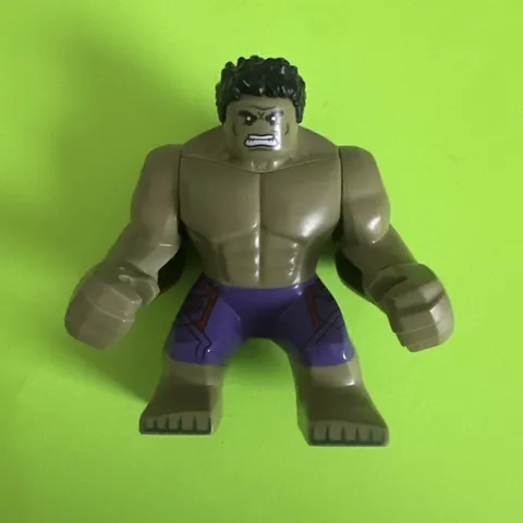 Hulk - LEGO Minifigure Giant, Dark Purple Pants with Avengers Logo SH173 76031