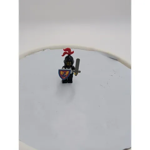 Lego Castle Minifigure cas175 Black Knight Breastplate Red Plume Cape Shield