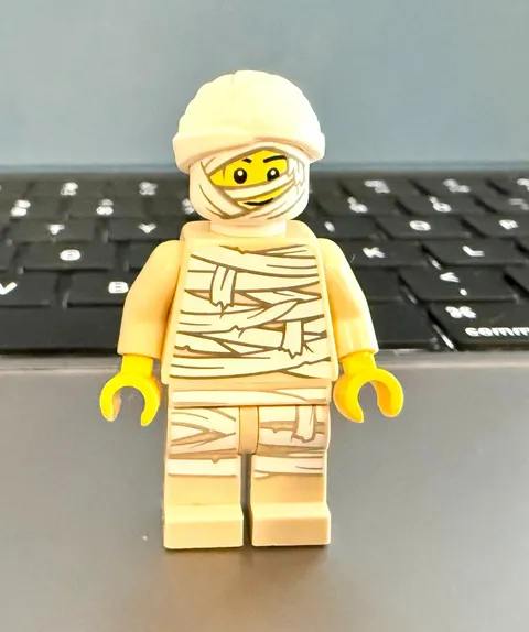 LEGO BAM 2025 Halloween Minifigure - Tan Mummy Costume Guy hol396